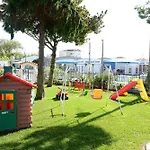 Laurus Hotel 2*